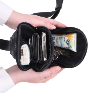 Praktická crossbody taška na mobil a peněženku Carmelo materiál nylon zapínání na zip barva černá velikost malá 6600 C Vnitřek