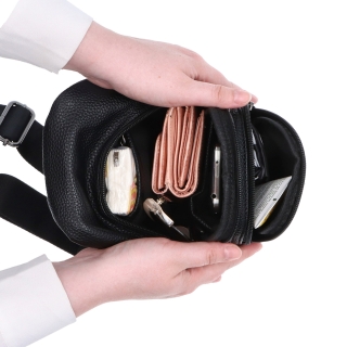 Moderní taška na tělo ze syntetického materiálu Carmelo materiál syntetická kůže zapínání na zip barva černá velikost malá 4364 C Vnitřek
