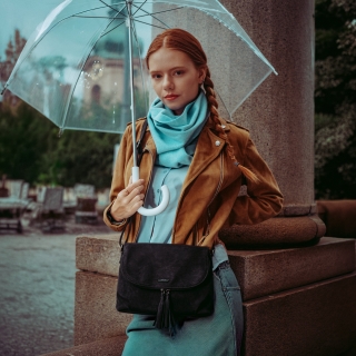 Stylová crossbody kabelka s praktickou klopou Carmelo materiál syntetická kůže zapínání na zip barva černá velikost malá 4661 C Lifestyle