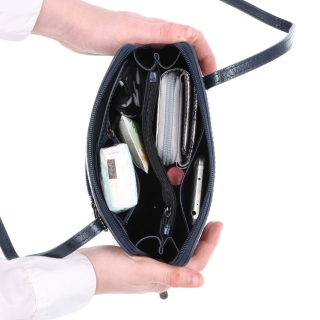 Kožená crossbody kabelka s promyšleným členěním Noelia Bolger materiál kůže zapínání na zip barva modrá velikost malá NB 0115 TM Vnitřek