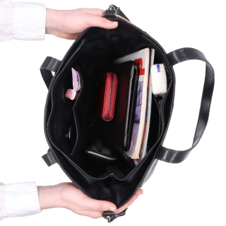 Prostorná kožená kabelka s přívěskem Noelia Bolger materiál kůže zapínání na zip barva černá velikost velká NB 3102 C Vnitřek