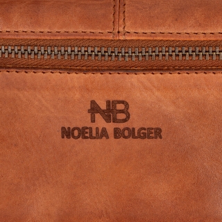 Dlouhá kožená peněženka s prošitím Noelia Bolger materiál kůže zapínání na cvoček barva koňaková velikost velká 5126 NB KO Logo