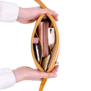 Luxusní malá kožená crossbody kabelka Noelia Bolger materiál kůže zapínání na zip barva žlutá velikost malá NB 0080 ZLU Vnitřek