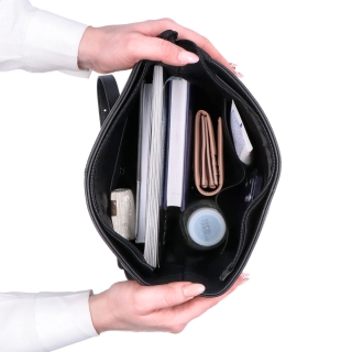 Minimalistická kožená crossbody kabelka pro každý den Noelia Bolger materiál kůže zapínání na zip barva černá velikost střední NB 3005 C Vnitřek