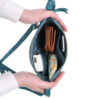 Kožená crossbody s čistými liniemi Noelia Bolger materiál kůže zapínání na zip barva tyrkysová velikost malá NB 2414 TYR Vnitřek