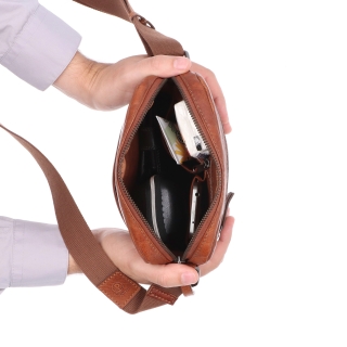 Kožená crossbody taška Poyem materiál kůže barva koňaková velikost malá 2200 Poyem KO Vnitřek