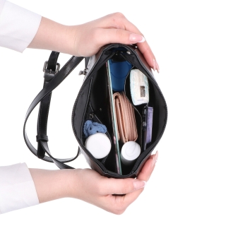 Nadčasová crossbody kabelka z pravé kůže Noelia Bolger materiál kůže zapínání na zip barva černá velikost malá NB 0079 C Vnitřek