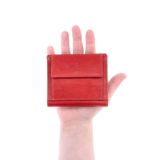 Unisex kožená peněženka Poyem materiál kůže zapínání na cvoček barva červená velikost malá 5239 Poyem CV V ruce