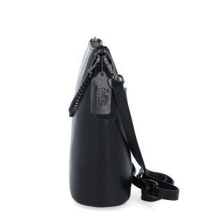 Elegantní kožená crossbody s řetízkem Noelia Bolger materiál kůže zapínání na zip barva černá velikost malá NB 0048 C Z boku