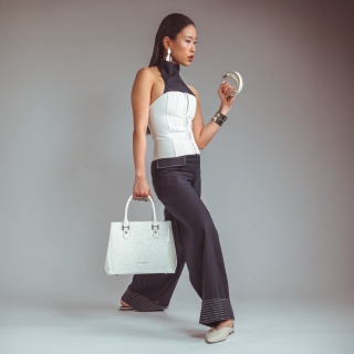 Kožená kabelka do práce i na schůzky Noelia Bolger materiál kůže zapínání na zip barva bílá velikost střední NB 0113 OW Lifestyle