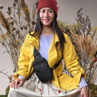 Praktická crossbody taška na mobil a peněženku Carmelo materiál nylon zapínání na zip barva černá velikost malá 6600 C Lifestyle