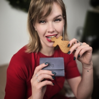 Malá kožená peněženka s čistým designem Noelia Bolger materiál kůže zapínání na cvoček barva modrá velikost malá 5134 NB JE Lifestyle