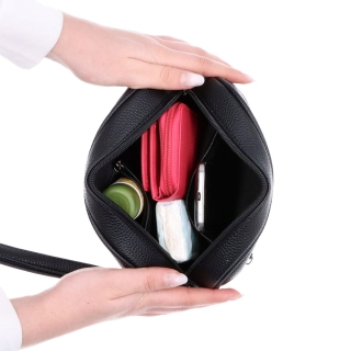 Malá praktická kabelka ze syntetické kůže Carmelo materiál syntetická kůže zapínání na zip barva zelená velikost malá 4329 SZE Vnitřek