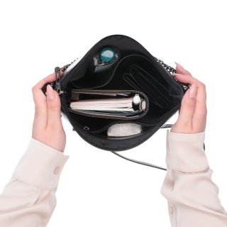 Elegantní kožená crossbody s řetízkem Noelia Bolger materiál kůže zapínání na zip barva modrá velikost malá NB 0048 TM Vnitřek