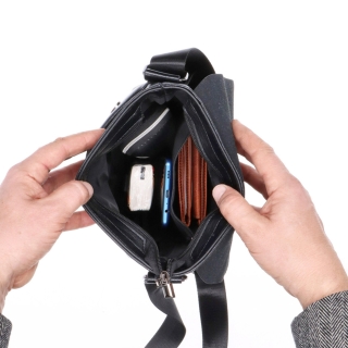 Crossbody taška s klopou Tangerin materiál syntetická kůže zapínání na zip barva černá velikost střední 2325 C Vnitřek