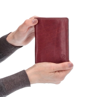 Praktická kožená dokladovka Poyem materiál kůže zapínání Bez zapínání barva červená velikost malá 5226 Poyem CV V ruce