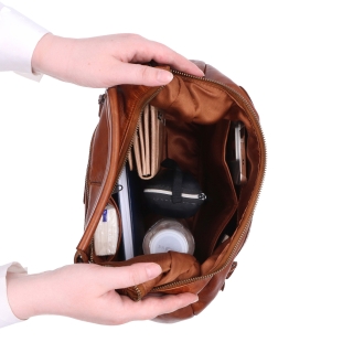 Kožená hobo kabelka se dvěma zipovými kapsami Noelia Bolger materiál kůže zapínání na zip barva koňaková velikost střední NB 2426 KO Vnitřek