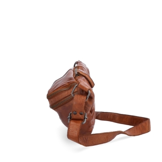 Moderní kožená crossbody ledvinka se dvěma zipy Noelia Bolger materiál kůže zapínání na zip barva koňaková velikost střední NB 2035 KO Z boku