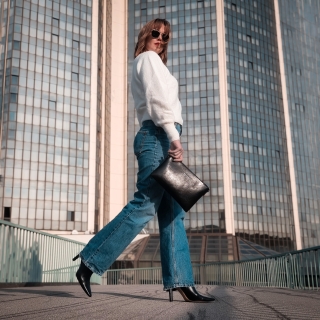 Elegantní minimalistická kožená crossbody kabelka Noelia Bolger materiál kůže zapínání na zip barva černá velikost malá NB 0105 C Lifestyle