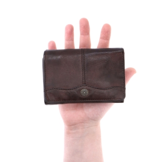 Minimalistická kožená peněženka s prošíváním Noelia Bolger materiál kůže zapínání na cvoček barva hnědá velikost malá 5129 NB H V ruce
