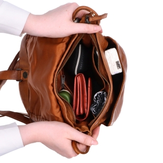 Kožená crossbody kabelka se zdobenou klopou Noelia Bolger materiál kůže zapínání s klopou barva koňaková velikost střední NB 2030 KO Vnitřek