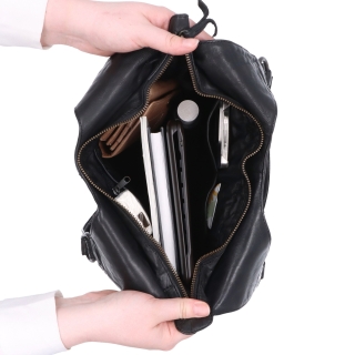Elegantní kožená shopper kabelka s prošitím Noelia Bolger materiál kůže zapínání na zip barva černá velikost střední NB 2044 C Vnitřek