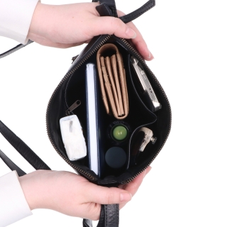 Crossbody kabelka v nadčasovém designu Noelia Bolger materiál kůže zapínání na zip barva černá velikost střední NB 2431 C Vnitřek