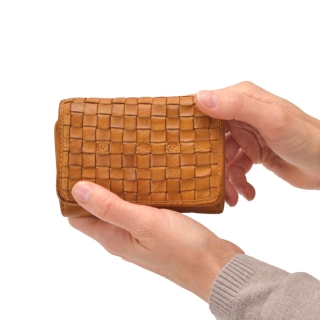 Proplétaná dámská kožená peněženka Noelia Bolger materiál kůže zapínání na cvoček barva žlutá velikost malá 5106 NB ZLU V ruce