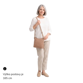 Kožená crossbody kabelka s moderním designem Noelia Bolger materiál kůže zapínání na zip barva béžová velikost malá NB 2400 BE Na postavě