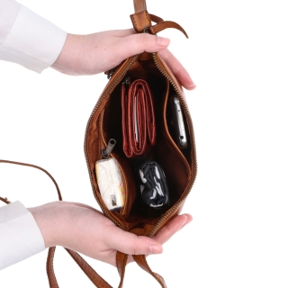 Kožená crossbody s čistými liniemi Noelia Bolger materiál kůže zapínání na zip barva koňaková velikost malá NB 2414 KO Vnitřek