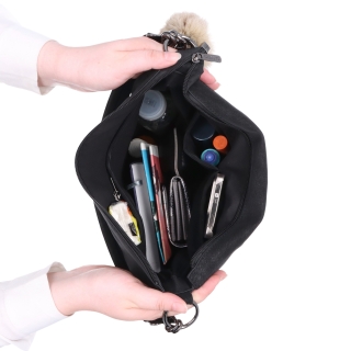 Praktická kabelka přes rameno i crossbody s prošitím Carmelo materiál syntetická kůže zapínání na zip barva hnědá velikost střední 4656 H Vnitřek