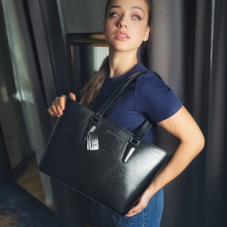 Shopper kabelka přes rameno Noelia Bolger materiál kůže zapínání na zip barva černá velikost velká NB 0047 C Lifestyle