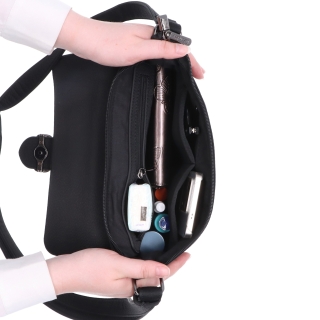 Elegantní crossbody kabelka s klopou Le Sands materiál syntetická kůže zapínání s klopou barva černá velikost malá 4652 C Vnitřek