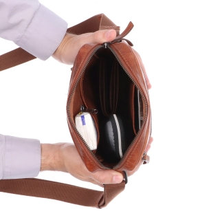 Kožená crossbody taška Poyem materiál kůže barva koňaková velikost malá 2206 Poyem KO Vnitřek