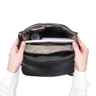 Městský batoh s klopou a magnetem Tangerin materiál syntetická kůže zapínání na zip barva černá velikost střední 8006 C Vnitřek