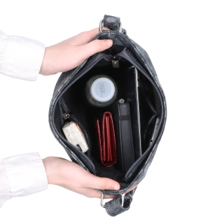 Crossbody kabelka s jemným květinovým vzorem Carmelo materiál syntetická kůže zapínání na zip barva modrá velikost střední 4601 M Vnitřek