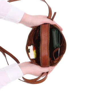 Minimalistická kožená crossbody kabelka Noelia Bolger materiál kůže zapínání na zip barva koňaková velikost malá NB 2407 KO