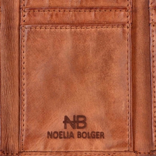 Minimalistická kožená peněženka s prošíváním Noelia Bolger materiál kůže zapínání na cvoček barva koňaková velikost malá 5129 NB KO Logo