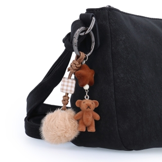 Elegantní malá crossbody kabelka Carmelo materiál syntetická kůže zapínání na zip barva černá velikost malá 4666 C Detail