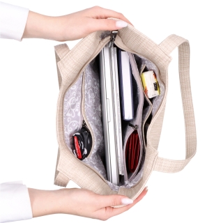 Prostorná kabelka s více kapsami a jemným vzorem Carmelo materiál syntetická kůže zapínání na zip barva béžová velikost velká 4342 BE Vnitřek