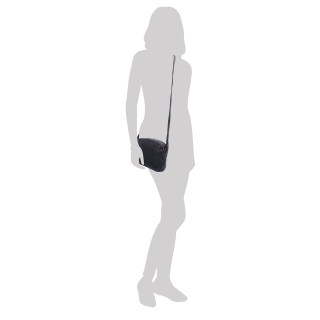Kvalitní kožená crossbody kabelka Noelia Bolger materiál kůže zapínání na zip barva černá velikost malá NB 2408 C Na postavě
