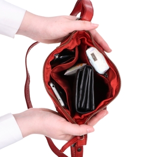 Malá kožená crossbody s prošitím Noelia Bolger materiál kůže zapínání na zip barva červená velikost malá NB 2086 CV Vnitřek