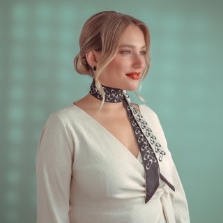 Úzký šátek s elegantním vzorem Noelia Bolger materiál polyester barva multicolor S012 - 01 Lifestyle
