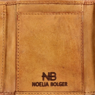 Malá kožená peněženka v boho stylu Noelia Bolger materiál kůže zapínání na cvoček barva žlutá velikost malá 5124 NB ZLU Logo