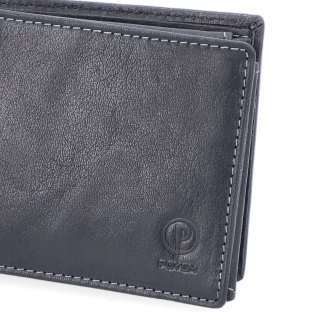 Kožená designová peněženka Poyem Poyem materiál kůže zapínání Bez zapínání barva černá velikost malá 5233 Poyem C Logo
