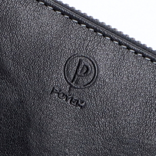 Kožená peněženka penál Poyem materiál kůže zapínání na zip barva černá velikost velká 5212 Poyem C Logo