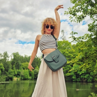Syntetická crossbody kabelka s výraznou sponou Carmelo materiál syntetická kůže zapínání s klopou barva zelená velikost střední 4363 TZE Lifestyle