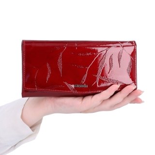 Dámska kožená peněženka s jemným vzorem Carmelo materiál kůže zapínání na cvoček barva vínová velikost velká 2109 L BO V ruce