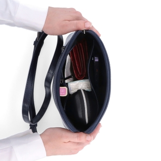 Elegantní kožená crossbody k šatům i saku Noelia Bolger materiál kůže zapínání na zip barva modrá velikost malá NB 0078 TM Vnitřek
