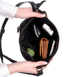 Nadčasová kožená kabelka přes rameno Noelia Bolger materiál kůže zapínání na zip barva černá velikost střední NB 2405 C Vnitřek